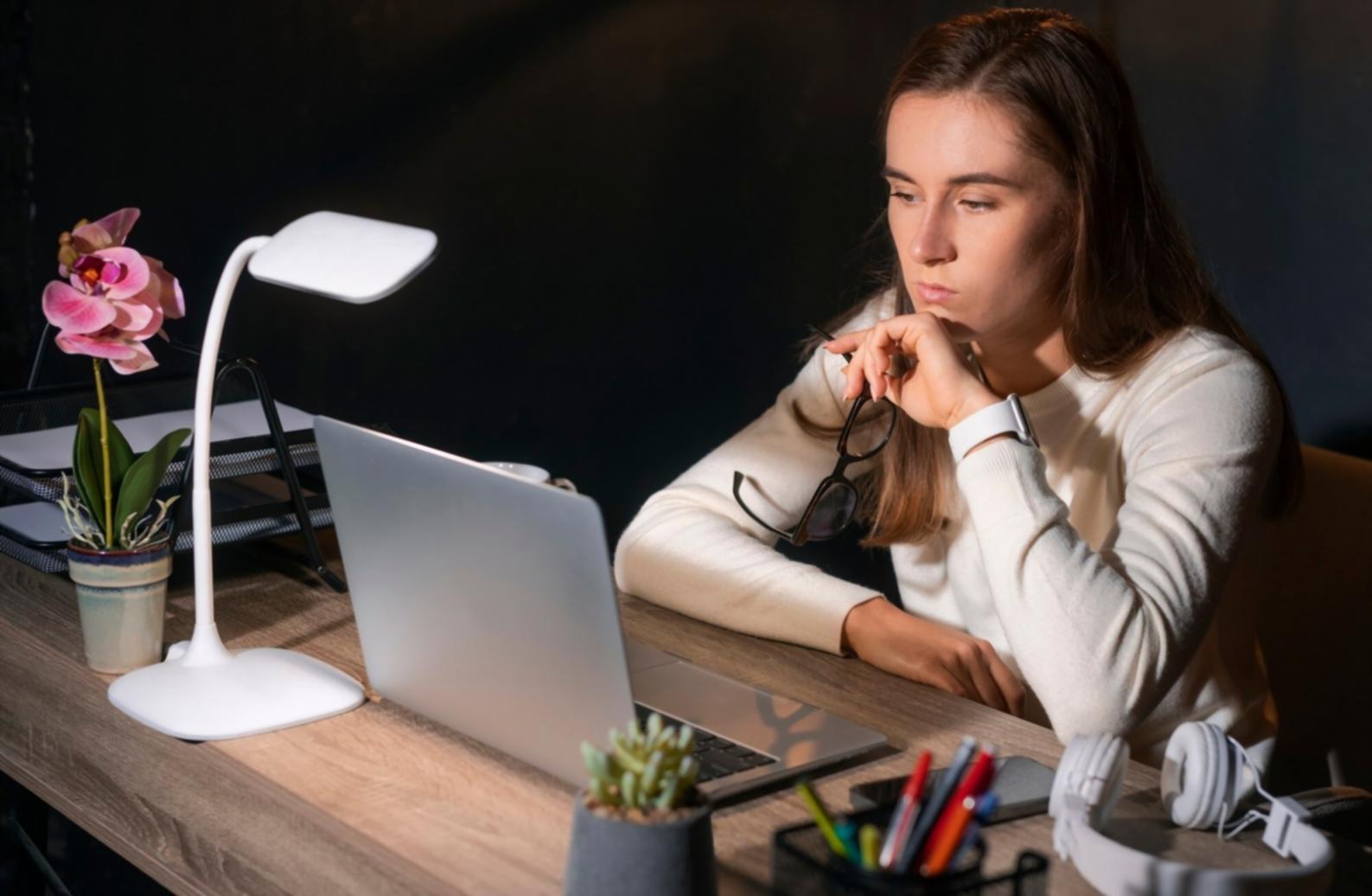 Bureau moderne avec outils d'analyse financière